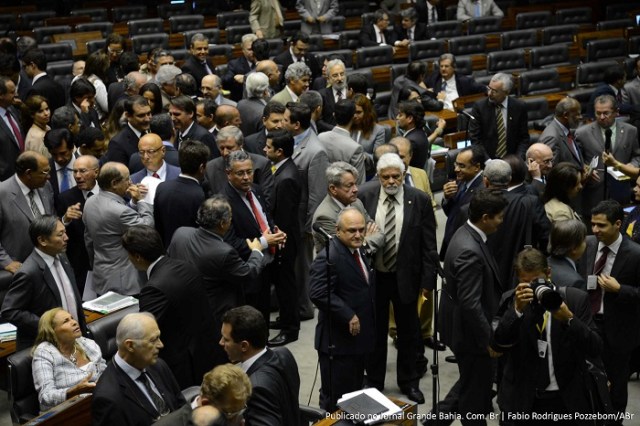 Câmara acaba com pagamento do 14º e 15º salários de parlamentares